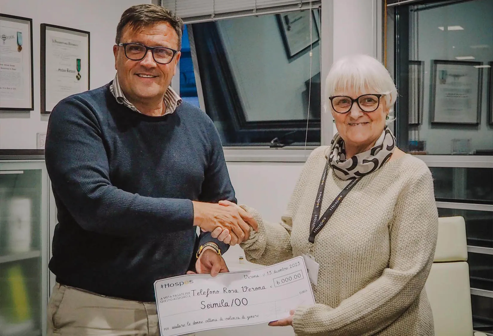 2 people shaking hands