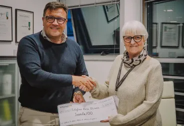 2 people shaking hands